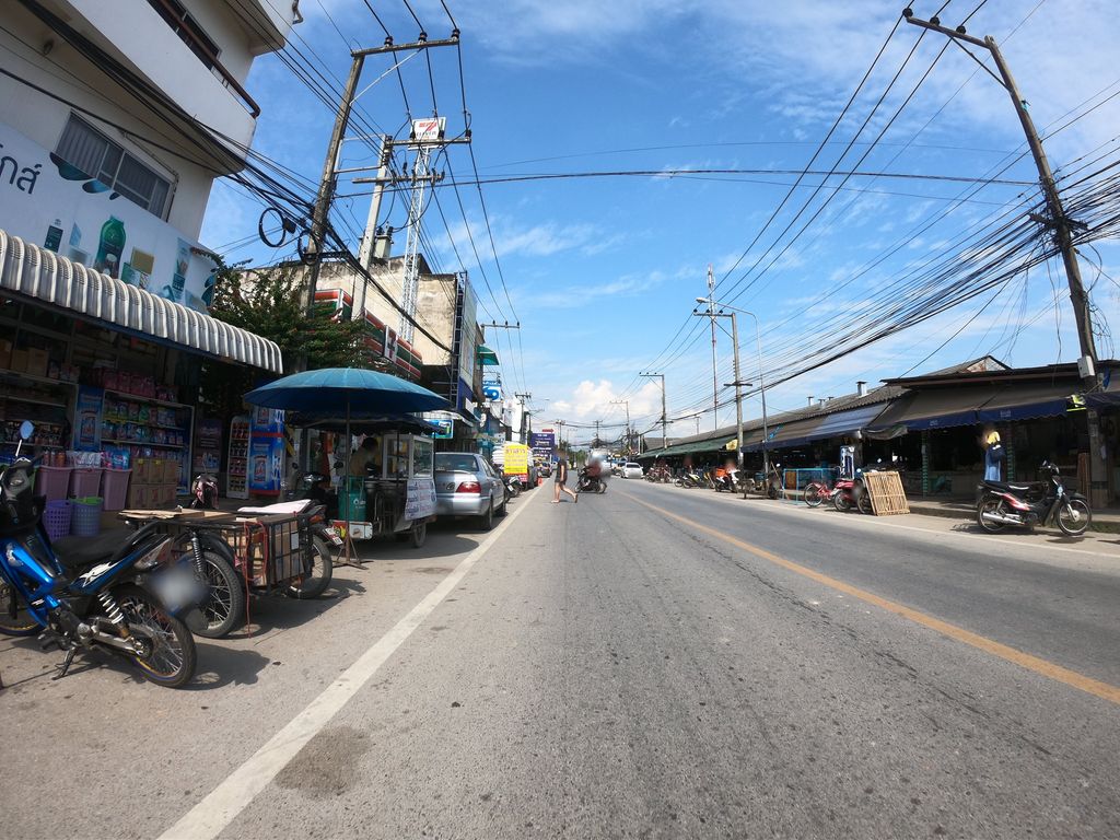 ภาพถนนตรงที่ ร้านจินตนาคอสเมติกส์ ตั้งอยู่ ถ่ายโดย chanuwath_grab พ.ศ. 2562 (2019) · A street-level view of where ร้านจินตนาคอสเมติกส์ · Ran Chintana Cosmetics stands, by chanuwath_grab in 2562 (2019)
