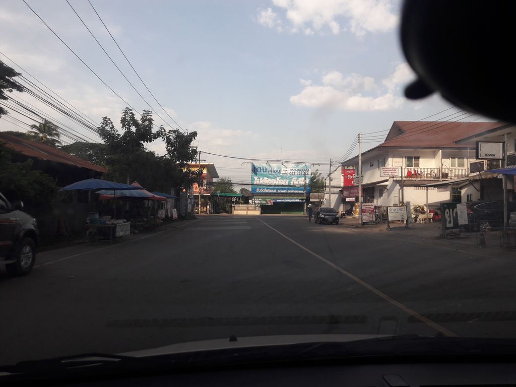 ภาพถนนตรงที่ ร้านมือถือเทคนิคโมบายเซอร์วิส ตั้งอยู่ ถ่ายโดย noochjaree พ.ศ. 2561 (2018) · A street-level view of where ร้านมือถือเทคนิคโมบายเซอร์วิส · Ran Muethue Theknik Mobile Service stands, by noochjaree in 2561 (2018)