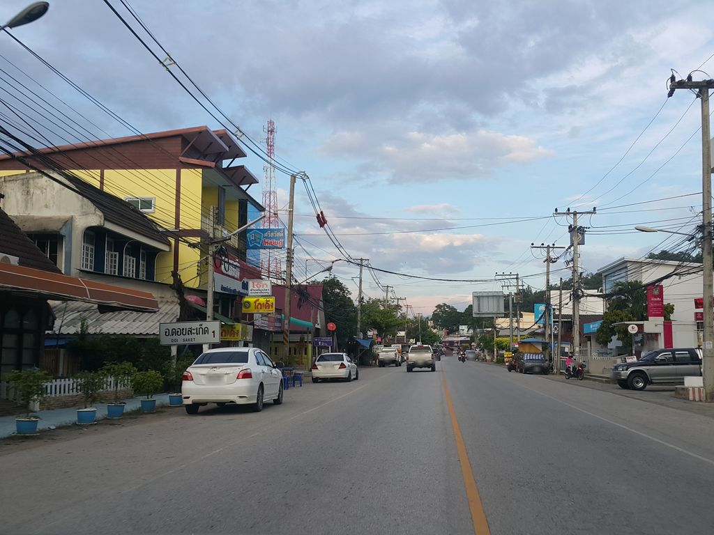 ภาพถนนตรงที่ ธนาคารเพื่อการเกษตรและสหกรณ์การเกษตร ตั้งอยู่ ถ่ายโดย jrcarlsen พ.ศ. 2558 (2015) · A street-level view of where ธนาคารเพื่อการเกษตรและสหกรณ์การเกษตร · Phuea Kan Kaset Lae Sahakon Kan Kaset Bank stands, by jrcarlsen in 2558 (2015)