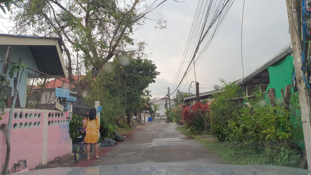 ภาพถนนตรงที่ บัดดี้ กรูมมิ่ง - Buddy Grooming ตั้งอยู่ ถ่ายโดย jrcarlsen พ.ศ. 2565 (2022) · A street-level view of where บัดดี้ กรูมมิ่ง - Buddy Grooming stands, by jrcarlsen in 2565 (2022)