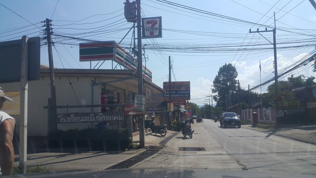 ภาพถนนตรงที่ ร้านก๋วยเตี๋ยว อ้ายซี ตั้งอยู่ ถ่ายโดย jrcarlsen พ.ศ. 2562 (2019) · A street-level view of where ร้านก๋วยเตี๋ยว อ้ายซี · Ran Kuaitiao Aisi stands, by jrcarlsen in 2562 (2019)