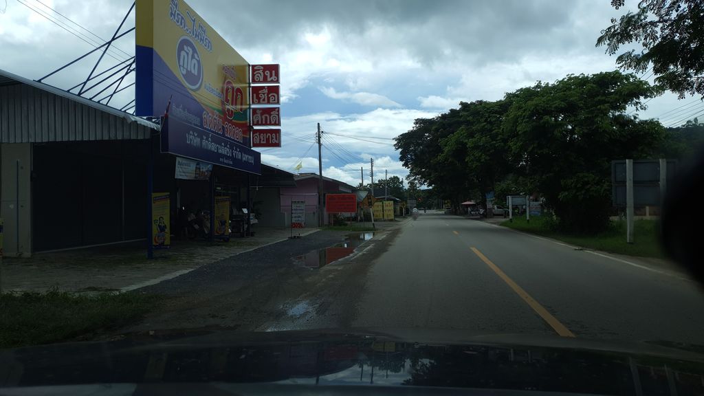 ภาพถนนตรงที่ เบนซ์ มอเตอร์2 ตั้งอยู่ ถ่ายโดย jrcarlsen พ.ศ. 2563 (2020) · A street-level view of where เบนซ์ มอเตอร์2 · Ben Motor2 stands, by jrcarlsen in 2563 (2020)