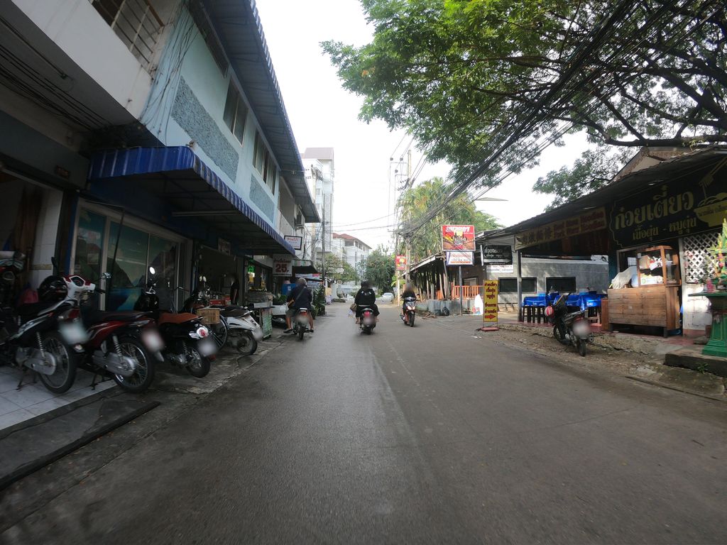 ภาพถนนตรงที่ ร้านน้ำเงี้ยวรำลึก ตั้งอยู่ ถ่ายโดย chanuwath_grab พ.ศ. 2562 (2019) · A street-level view of where ร้านน้ำเงี้ยวรำลึก · Ran Nam Ngiao Ramluek stands, by chanuwath_grab in 2562 (2019)