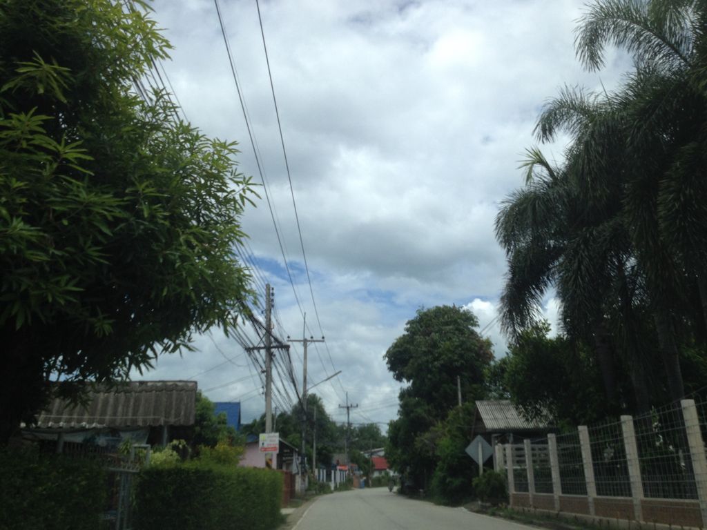 ภาพถนนตรงที่ ก๋วยเตี๋ยวปลา นายช่าง ตั้งอยู่ ถ่ายโดย jimwatana พ.ศ. 2558 (2015) · A street-level view of where ก๋วยเตี๋ยวปลา นายช่าง · Kuaitiao Pla Naichang stands, by jimwatana in 2558 (2015)