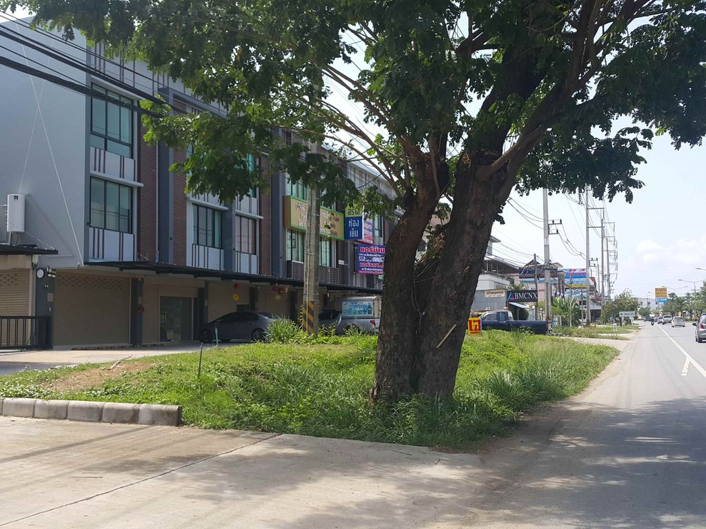 ภาพถนนตรงที่ Car & Motorbike for Rent Chiang mai ตั้งอยู่ ถ่ายโดย jrcarlsen พ.ศ. 2558 (2015) · A street-level view of where Car & Motorbike for Rent Chiang mai stands, by jrcarlsen in 2558 (2015)