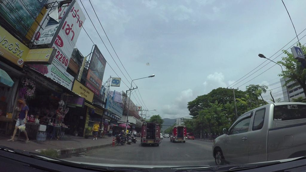 ภาพถนนตรงที่ ร้านดอกไม้สวนสายธาร ตั้งอยู่ ถ่ายโดย kaart_3 พ.ศ. 2562 (2019) · A street-level view of where ร้านดอกไม้สวนสายธาร · Ran Dokmai Suan Saithan stands, by kaart_3 in 2562 (2019)