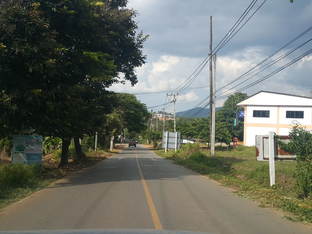 ภาพถนนตรงที่ เฮือนแรมแจ่มเมือง ตั้งอยู่ ถ่ายโดย jrcarlsen พ.ศ. 2558 (2015) · A street-level view of where เฮือนแรมแจ่มเมือง · Huean Raem Chaem Mueang stands, by jrcarlsen in 2558 (2015)