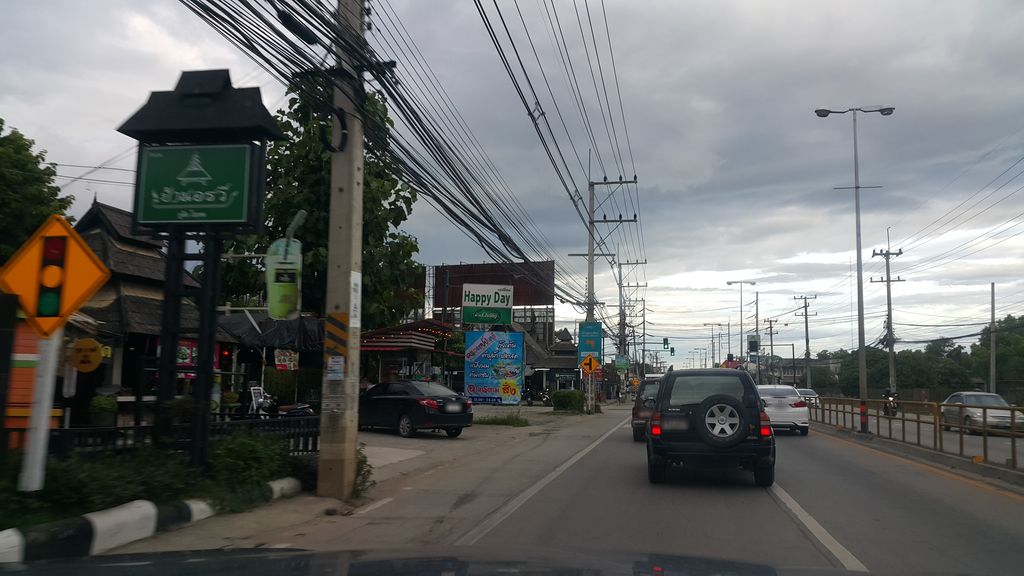 ภาพถนนตรงที่ รลีนิคฝังเข็ม ตั้งอยู่ ถ่ายโดย jrcarlsen พ.ศ. 2560 (2017) · A street-level view of where รลีนิคฝังเข็ม · Ralinik Fangkhem stands, by jrcarlsen in 2560 (2017)