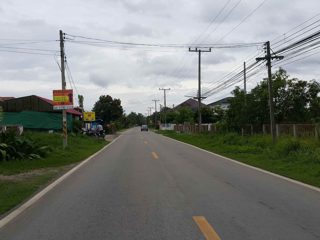 ภาพถนนตรงที่ Za Pa Ja Mang Farm ตั้งอยู่ ถ่ายโดย jrcarlsen พ.ศ. 2558 (2015) · A street-level view of where Za Pa Ja Mang Farm stands, by jrcarlsen in 2558 (2015)