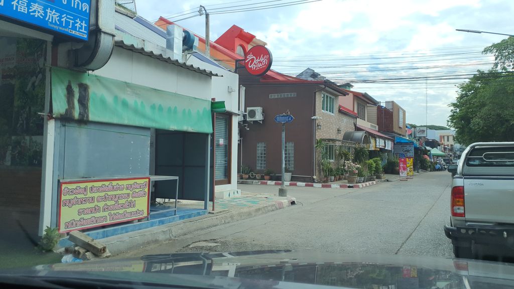 ภาพถนนตรงที่ ชุมแพเนื้อกระทะเชียงใหม่แลนด์ ตั้งอยู่ ถ่ายโดย jrcarlsen พ.ศ. 2564 (2021) · A street-level view of where ชุมแพเนื้อกระทะเชียงใหม่แลนด์ · Chumphae Nuea Kratha Chiang Mai Land stands, by jrcarlsen in 2564 (2021)