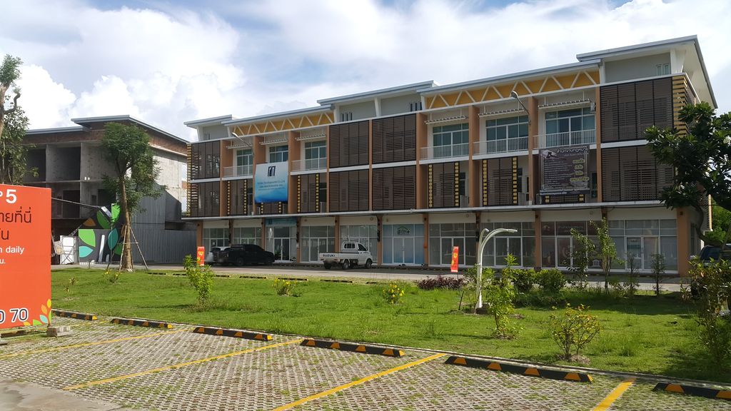 ภาพถนนตรงที่ Deluxe Clinic ตั้งอยู่ ถ่ายโดย jrcarlsen พ.ศ. 2562 (2019) · A street-level view of where Deluxe Clinic stands, by jrcarlsen in 2562 (2019)