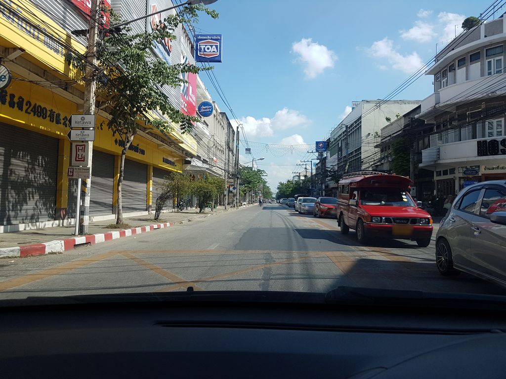 ภาพถนนตรงที่ The Bridge An Eclectic Luxotel ตั้งอยู่ ถ่ายโดย ekkarin พ.ศ. 2561 (2018) · A street-level view of where The Bridge An Eclectic Luxotel stands, by ekkarin in 2561 (2018)