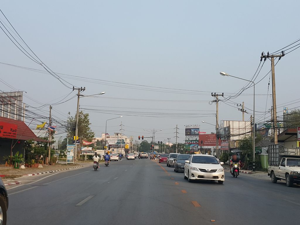 ภาพถนนตรงที่ Shinawatra Thai Silk ตั้งอยู่ ถ่ายโดย jrcarlsen พ.ศ. 2559 (2016) · A street-level view of where Shinawatra Thai Silk stands, by jrcarlsen in 2559 (2016)
