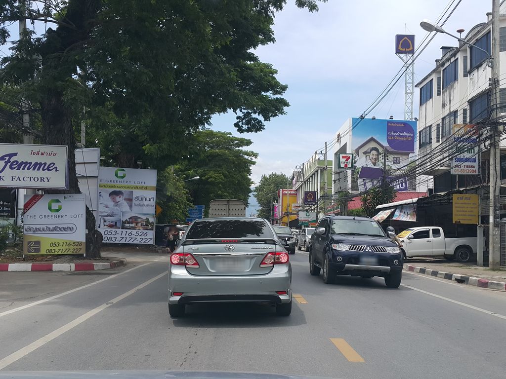 ภาพถนนตรงที่ Round n Round ตั้งอยู่ ถ่ายโดย jrcarlsen พ.ศ. 2558 (2015) · A street-level view of where Round n Round stands, by jrcarlsen in 2558 (2015)