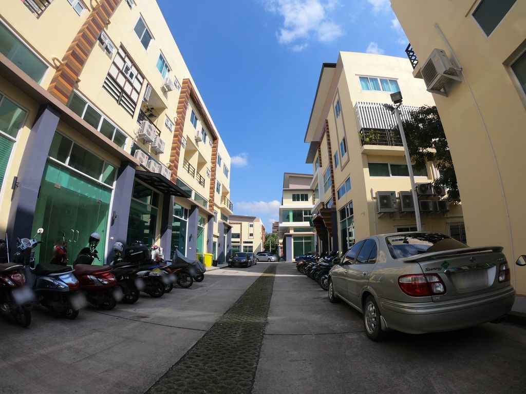 ภาพถนนตรงที่ Pete the barber ตั้งอยู่ ถ่ายโดย chanuwath_grab พ.ศ. 2562 (2019) · A street-level view of where Pete the barber stands, by chanuwath_grab in 2562 (2019)