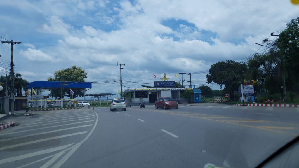 ภาพถนนตรงที่ Thrifty Car Rental ตั้งอยู่ ถ่ายโดย silamanee พ.ศ. 2561 (2018) · A street-level view of where Thrifty Car Rental stands, by silamanee in 2561 (2018)