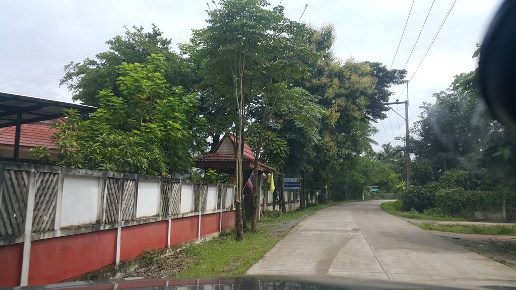 ภาพถนนตรงที่ Bromeliad Chiangmai Thailand ตั้งอยู่ ถ่ายโดย jrcarlsen พ.ศ. 2561 (2018) · A street-level view of where Bromeliad Chiangmai Thailand stands, by jrcarlsen in 2561 (2018)