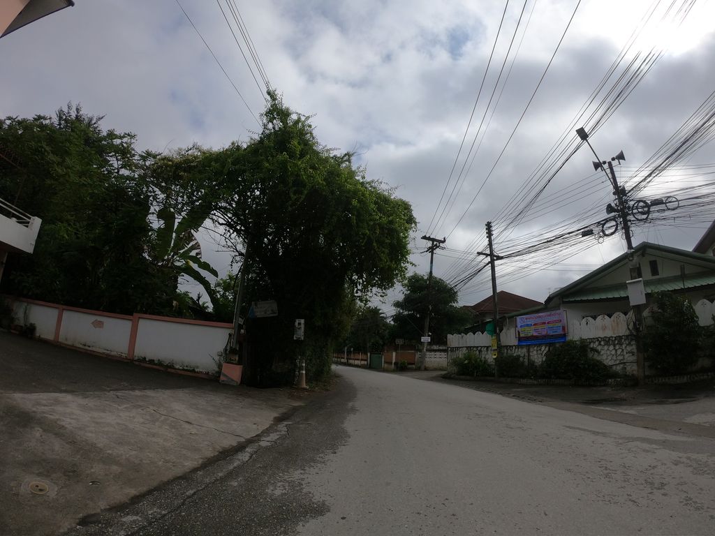 ภาพถนนตรงที่ โรงแรมพี่ฟลุ้ค ตั้งอยู่ ถ่ายโดย chanuwath_grab พ.ศ. 2562 (2019) · A street-level view of where โรงแรมพี่ฟลุ้ค · Phi Fluk Hotel stands, by chanuwath_grab in 2562 (2019)