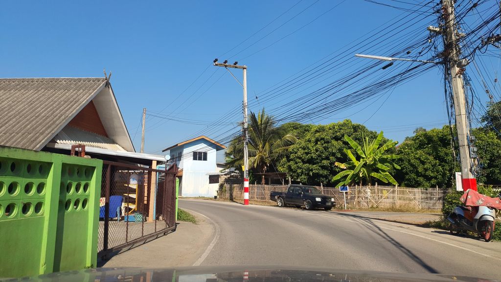 ภาพถนนตรงที่ อรรณพ มอร์เตอร์เซอวิส ตั้งอยู่ ถ่ายโดย jrcarlsen พ.ศ. 2565 (2022) · A street-level view of where อรรณพ มอร์เตอร์เซอวิส · Anpha Mo Toe Soewit stands, by jrcarlsen in 2565 (2022)