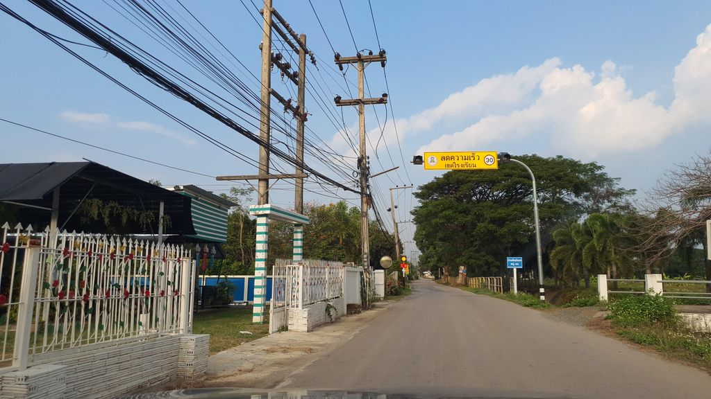 ภาพถนนตรงที่ The Little Bar ตั้งอยู่ ถ่ายโดย jrcarlsen พ.ศ. 2565 (2022) · A street-level view of where The Little Bar stands, by jrcarlsen in 2565 (2022)