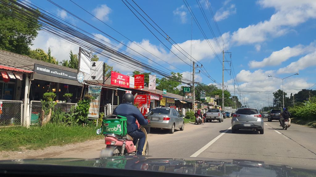 ภาพถนนตรงที่ เจ๊ต่าย ส้มตำแซ่บจี๊ดดด ตั้งอยู่ ถ่ายโดย jrcarlsen พ.ศ. 2565 (2022) · A street-level view of where เจ๊ต่าย ส้มตำแซ่บจี๊ดดด · Chetai Som Tam Saep Chitdot stands, by jrcarlsen in 2565 (2022)