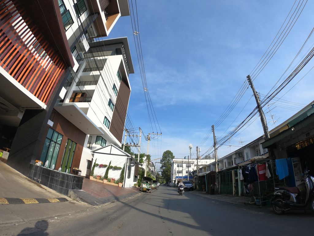ภาพถนนตรงที่ Subkamon Apartment ตั้งอยู่ ถ่ายโดย chanuwath_grab พ.ศ. 2562 (2019) · A street-level view of where Subkamon Apartment stands, by chanuwath_grab in 2562 (2019)