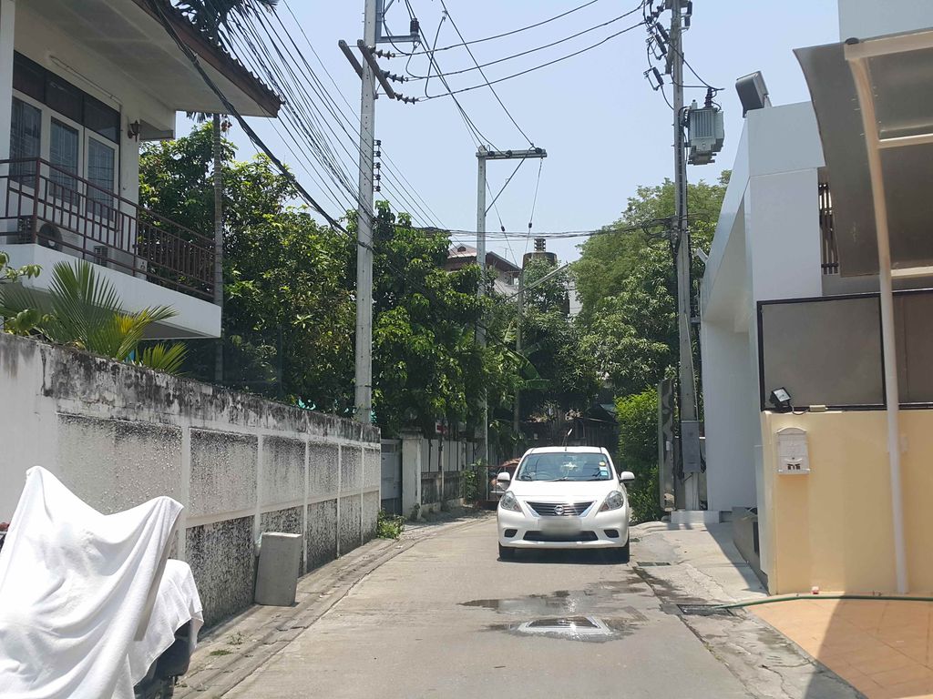 ภาพถนนตรงที่ Villa Thapae ตั้งอยู่ ถ่ายโดย jrcarlsen พ.ศ. 2558 (2015) · A street-level view of where Villa Thapae stands, by jrcarlsen in 2558 (2015)