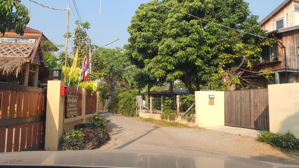 ภาพถนนตรงที่ หน้าบ้านคาเฟ่ ตั้งอยู่ ถ่ายโดย jrcarlsen พ.ศ. 2566 (2023) · A street-level view of where หน้าบ้านคาเฟ่ · Na Ban Café stands, by jrcarlsen in 2566 (2023)