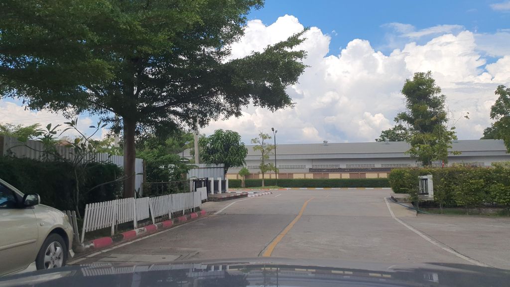 ภาพถนนตรงที่ คาวบอย บ้านไร่ ตั้งอยู่ ถ่ายโดย jrcarlsen พ.ศ. 2565 (2022) · A street-level view of where คาวบอย บ้านไร่ · Khaoboi Ban Rai stands, by jrcarlsen in 2565 (2022)