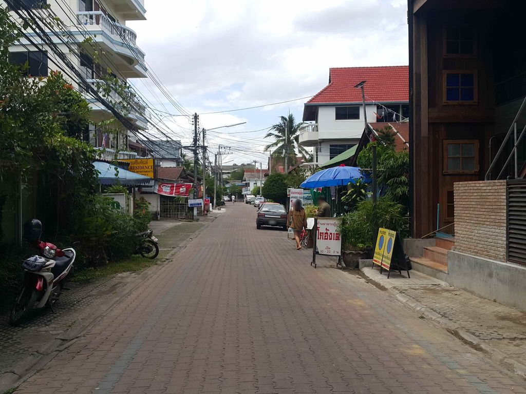 ภาพถนนตรงที่ Chicha eyebrow ชิชาคิ้วสวย ตั้งอยู่ ถ่ายโดย jrcarlsen พ.ศ. 2558 (2015) · A street-level view of where Chicha eyebrow ชิชาคิ้วสวย stands, by jrcarlsen in 2558 (2015)