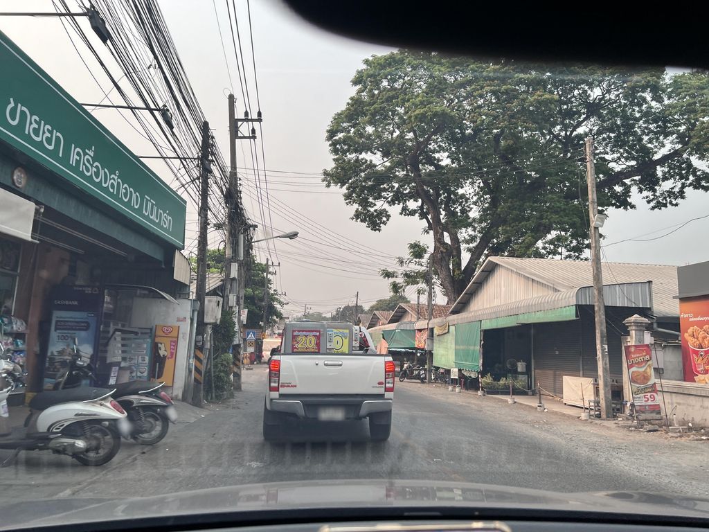 ภาพถนนตรงที่ บ้านดลสุข - baandolsook ตั้งอยู่ ถ่ายโดย lin_wang พ.ศ. 2567 (2024) · A street-level view of where บ้านดลสุข - baandolsook stands, by lin_wang in 2567 (2024)