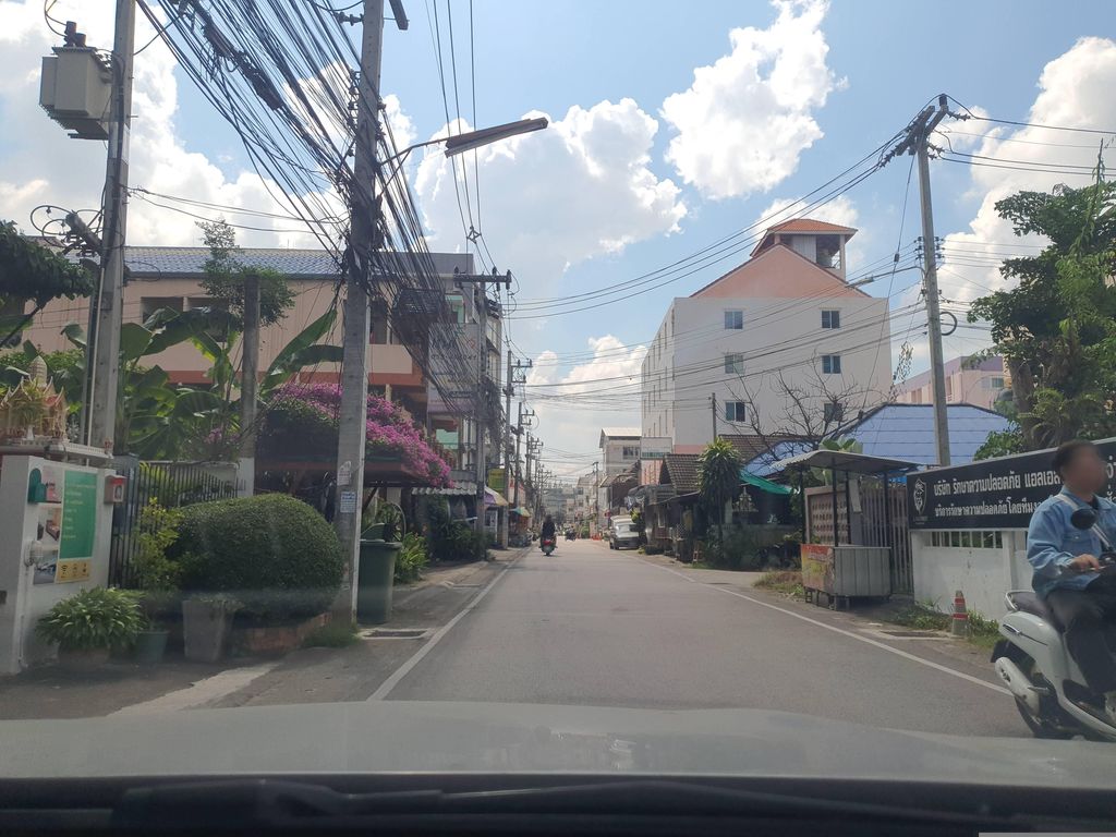 ภาพถนนตรงที่ แท่นแก้วเทรดดิ้ง รับเหมาก่อสร้าง ตั้งอยู่ ถ่ายโดย jrcarlsen พ.ศ. 2566 (2023) · A street-level view of where แท่นแก้วเทรดดิ้ง รับเหมาก่อสร้าง · Thaenkwae Trading Rapmao Kosang stands, by jrcarlsen in 2566 (2023)