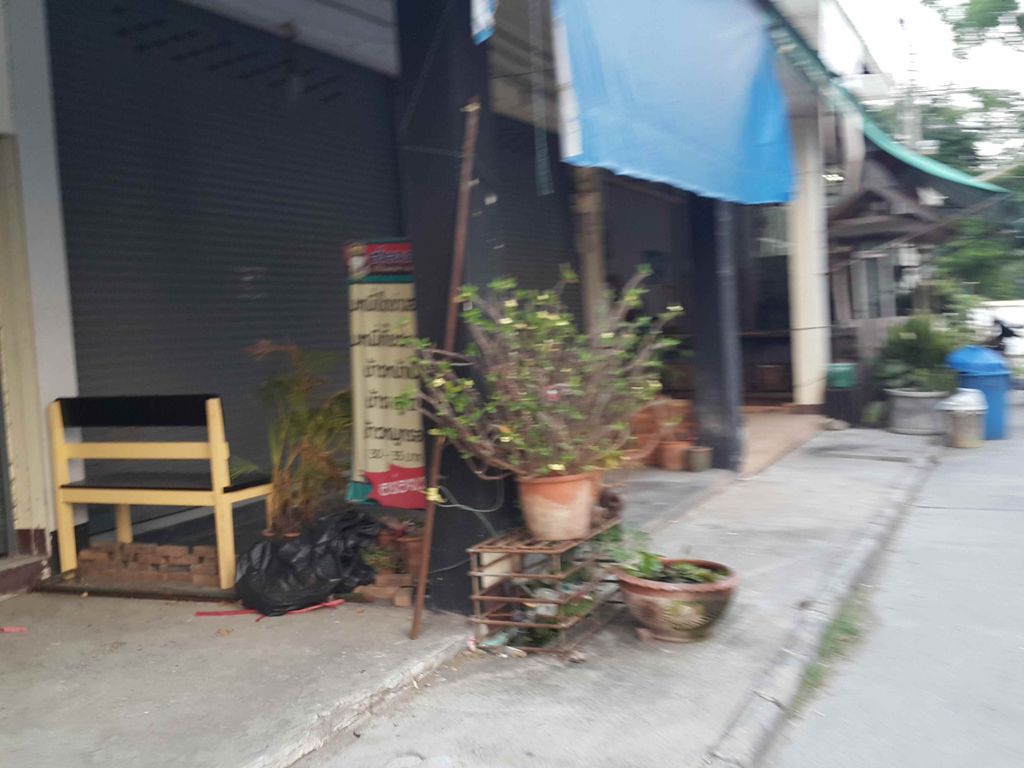 ภาพถนนตรงที่ ร้านอาหารฮาลาล ตั้งอยู่ ถ่ายโดย jrcarlsen พ.ศ. 2558 (2015) · A street-level view of where ร้านอาหารฮาลาล · Halal Restaurant stands, by jrcarlsen in 2558 (2015)