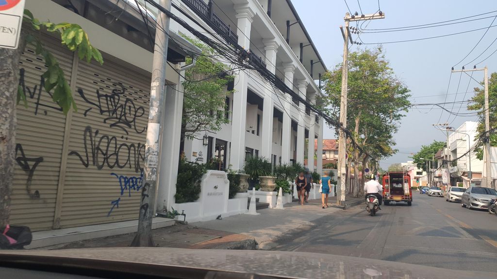 ภาพถนนตรงที่ Suparada Thai Latex ตั้งอยู่ ถ่ายโดย jrcarlsen พ.ศ. 2566 (2023) · A street-level view of where Suparada Thai Latex stands, by jrcarlsen in 2566 (2023)