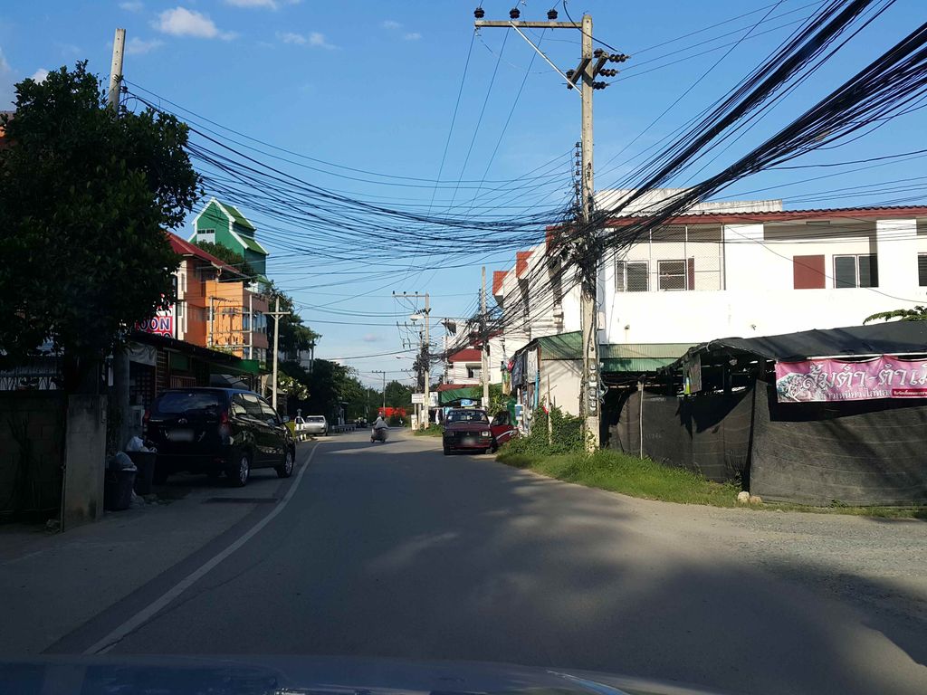 ภาพถนนตรงที่ ไอเดียสเต็ก ตั้งอยู่ ถ่ายโดย jrcarlsen พ.ศ. 2558 (2015) · A street-level view of where ไอเดียสเต็ก · Idea Steak stands, by jrcarlsen in 2558 (2015)