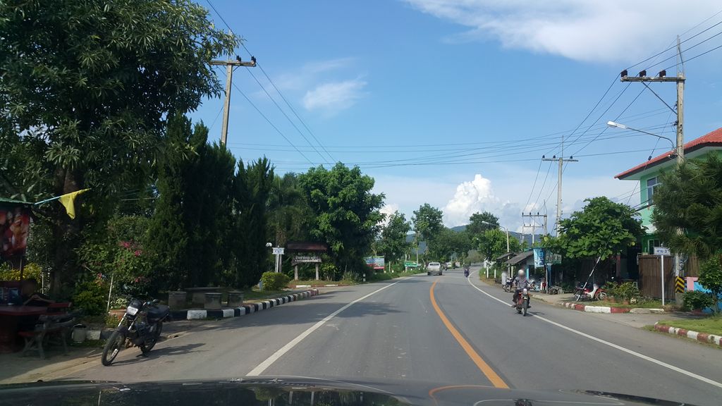 ภาพถนนตรงที่ เปียศรีซีฟู้ด ตั้งอยู่ ถ่ายโดย jrcarlsen พ.ศ. 2560 (2017) · A street-level view of where เปียศรีซีฟู้ด · Pia Si Seafood stands, by jrcarlsen in 2560 (2017)