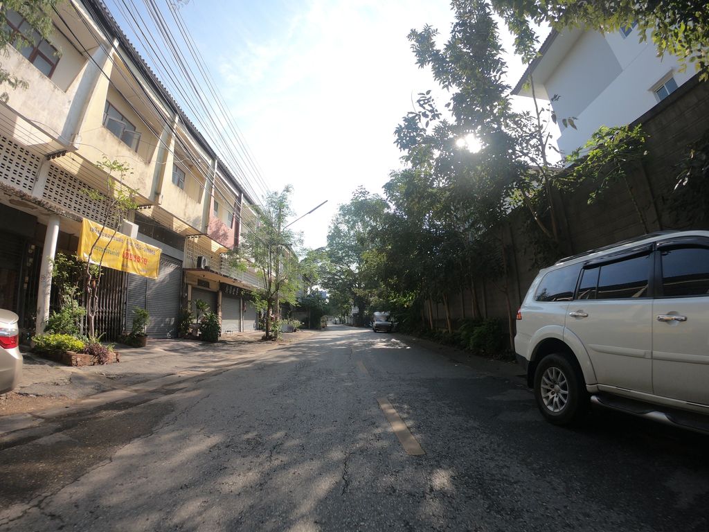 ภาพถนนตรงที่ SEUA ตั้งอยู่ ถ่ายโดย chanuwath_grab พ.ศ. 2562 (2019) · A street-level view of where SEUA stands, by chanuwath_grab in 2562 (2019)