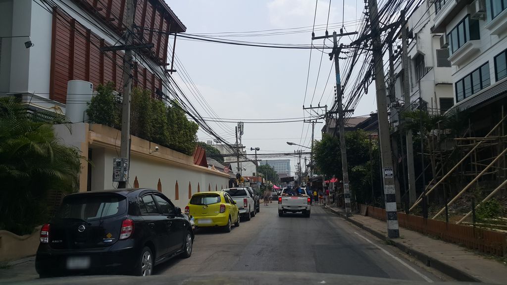 ภาพถนนตรงที่ โรงเรียนสอนตัดเสื้อเอื้องดอยดีไซน์ ตั้งอยู่ ถ่ายโดย jrcarlsen พ.ศ. 2560 (2017) · A street-level view of where โรงเรียนสอนตัดเสื้อเอื้องดอยดีไซน์ · Son Tat Suea Ueangdoi Design School stands, by jrcarlsen in 2560 (2017)