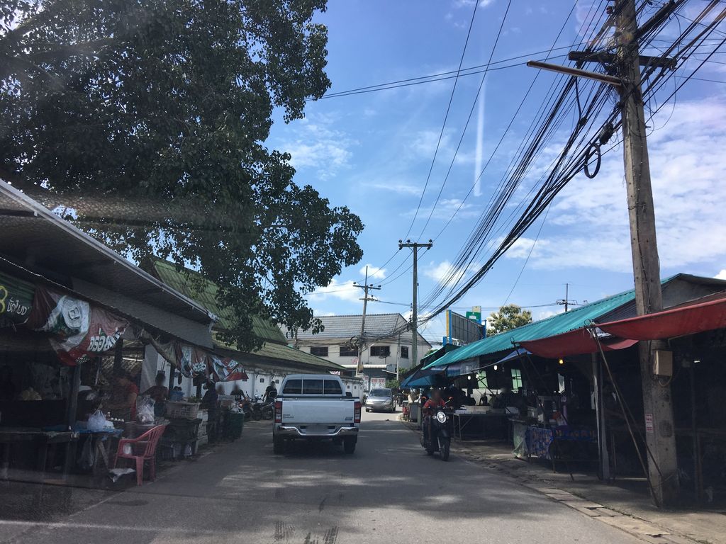 ภาพถนนตรงที่ กาดป่าไผ่ ตั้งอยู่ ถ่ายโดย wapriz พ.ศ. 2561 (2018) · A street-level view of where กาดป่าไผ่ · Kat Pa Phai stands, by wapriz in 2561 (2018)