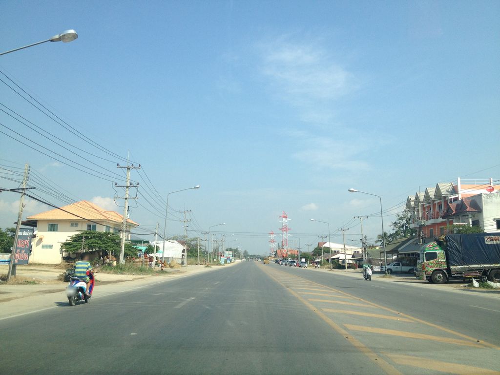ภาพถนนตรงที่ ร้านยิ้มหวาน อาหารตามสั่ง ตั้งอยู่ ถ่ายโดย jimwatana พ.ศ. 2558 (2015) · A street-level view of where ร้านยิ้มหวาน อาหารตามสั่ง · Ran Yim Wan Ahantamsang stands, by jimwatana in 2558 (2015)