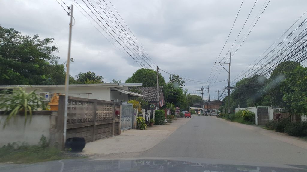 ภาพถนนตรงที่ คลินิกหมอธานินทร์ ตั้งอยู่ ถ่ายโดย jrcarlsen พ.ศ. 2564 (2021) · A street-level view of where คลินิกหมอธานินทร์ · Mo Thanin Clinic stands, by jrcarlsen in 2564 (2021)