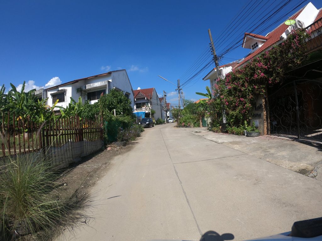 ภาพถนนตรงที่ แอร์พอร์ตโคกหนองนาโมเดล ตั้งอยู่ ถ่ายโดย chanuwath_grab พ.ศ. 2562 (2019) · A street-level view of where แอร์พอร์ตโคกหนองนาโมเดล · Airport Khoknongna Moden stands, by chanuwath_grab in 2562 (2019)