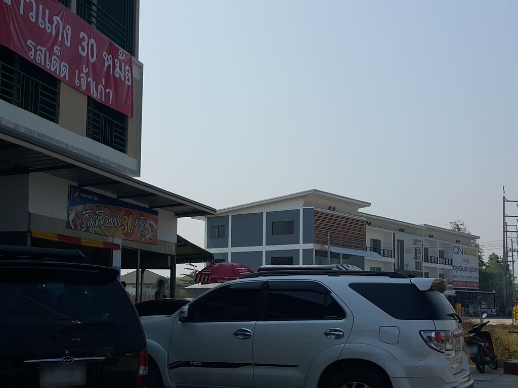 ภาพถนนตรงที่ Louis Pharmacy ตั้งอยู่ ถ่ายโดย jrcarlsen พ.ศ. 2559 (2016) · A street-level view of where Louis Pharmacy stands, by jrcarlsen in 2559 (2016)