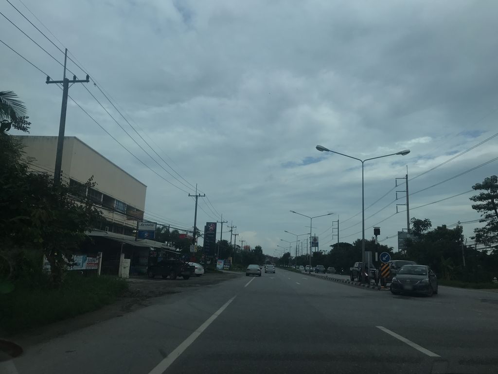 ภาพถนนตรงที่ ร้านเดียวอิ่ม ตั้งอยู่ ถ่ายโดย prasert พ.ศ. 2561 (2018) · A street-level view of where ร้านเดียวอิ่ม · Ran Diao Im stands, by prasert in 2561 (2018)