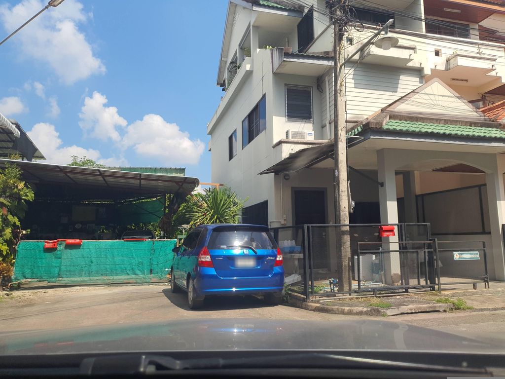 ภาพถนนตรงที่ มอชอ คาเฟ่ ตั้งอยู่ ถ่ายโดย jrcarlsen พ.ศ. 2566 (2023) · A street-level view of where มอชอ คาเฟ่ · Mota Café stands, by jrcarlsen in 2566 (2023)