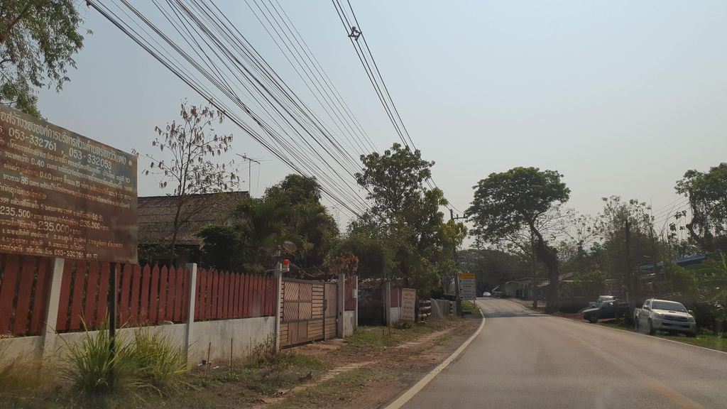 ภาพถนนตรงที่ Bike Farm ตั้งอยู่ ถ่ายโดย jrcarlsen พ.ศ. 2565 (2022) · A street-level view of where Bike Farm stands, by jrcarlsen in 2565 (2022)