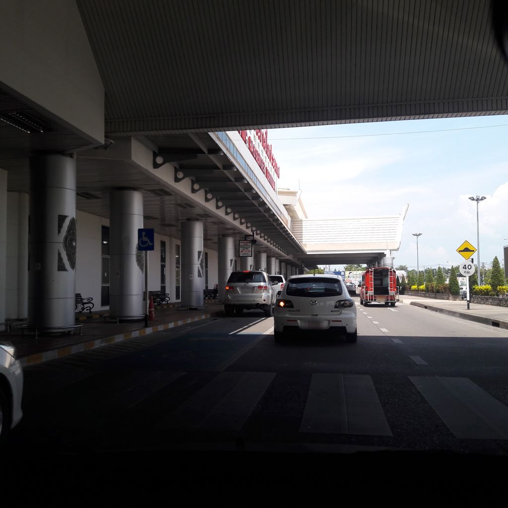 ภาพถนนตรงที่ SIXT - Chiang Mai Int. Airport ตั้งอยู่ ถ่ายโดย superbate พ.ศ. 2561 (2018) · A street-level view of where SIXT - Chiang Mai Int. Airport stands, by superbate in 2561 (2018)
