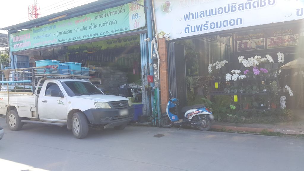 ภาพถนนตรงที่ ร้านธรรมชาติกล้วยไม้ ตั้งอยู่ ถ่ายโดย jrcarlsen พ.ศ. 2561 (2018) · A street-level view of where ร้านธรรมชาติกล้วยไม้ · Ran Tham Chati Kluaimai stands, by jrcarlsen in 2561 (2018)