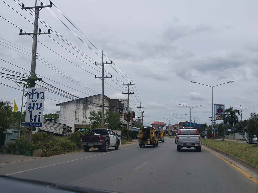ภาพถนนตรงที่ ข้าวมันไก่ตายาย ตั้งอยู่ ถ่ายโดย jrcarlsen พ.ศ. 2558 (2015) · A street-level view of where ข้าวมันไก่ตายาย · Khao Man Kai Taiya stands, by jrcarlsen in 2558 (2015)