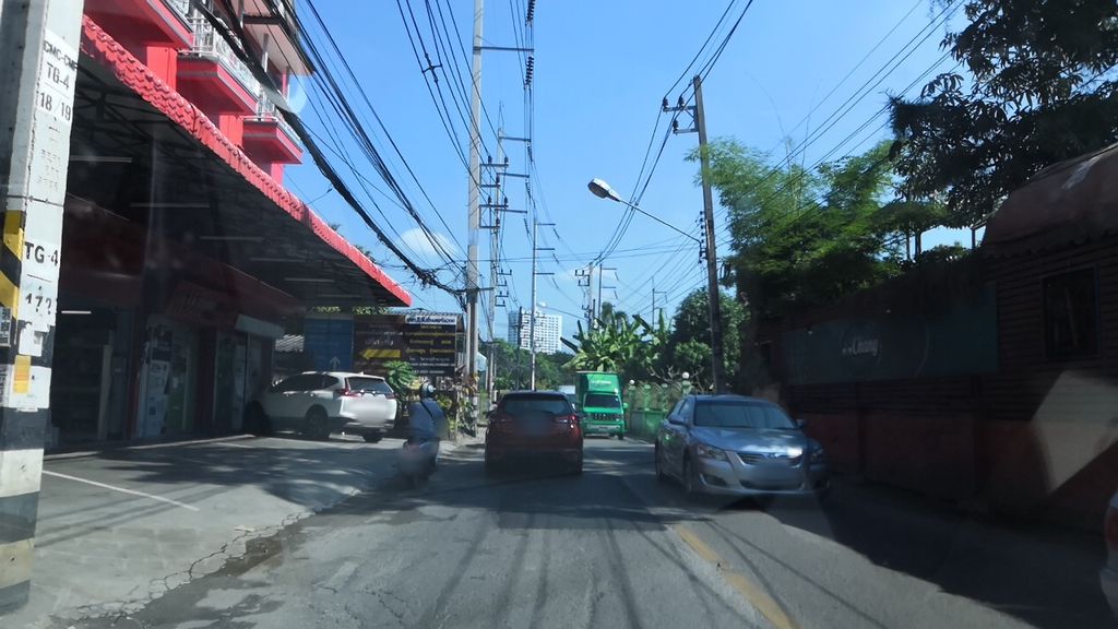 ภาพถนนตรงที่ Undo Studio ตั้งอยู่ ถ่ายโดย charlesano พ.ศ. 2561 (2018) · A street-level view of where Undo Studio stands, by charlesano in 2561 (2018)